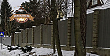 Забор из блоков с черноморской галькой